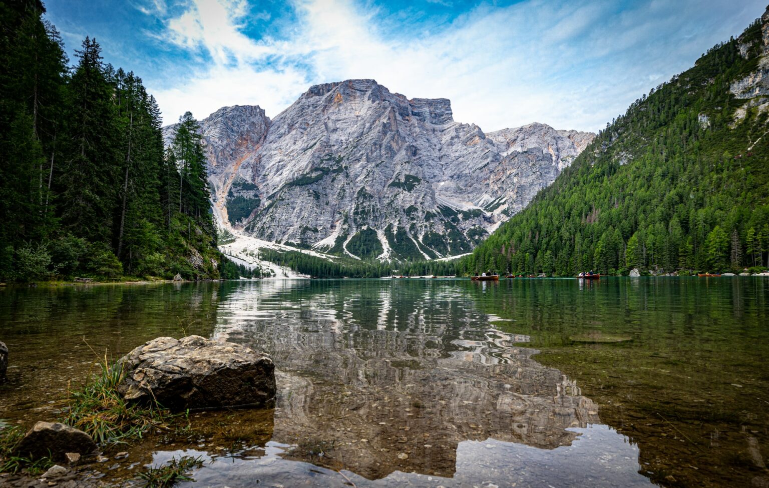 PHOTOS. Le lac de Braies, la petite merveille des Dolomites Lac de Braies