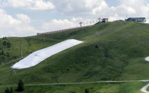 Snowfarming-récupérer-neige-année-suivante- Kitzbuël-min