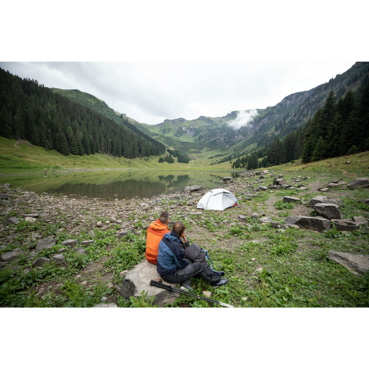 Notre sélection de tentes trekking et bivouac à moins de 200 euros tente-dome-de-trekking-2-places-mt500-fresh-and-black
