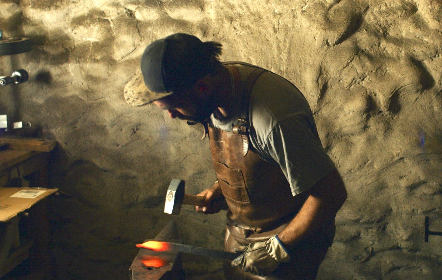 ILS FONT LES 2 ALPES : Simon Lavaud, forgeron coutelier ou l’art de la lame Simon-Lavaud-forgeron-les-2-alpes