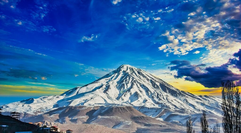 Damavand, la plus haute montagne du Moyen-Orient Damavand-min
