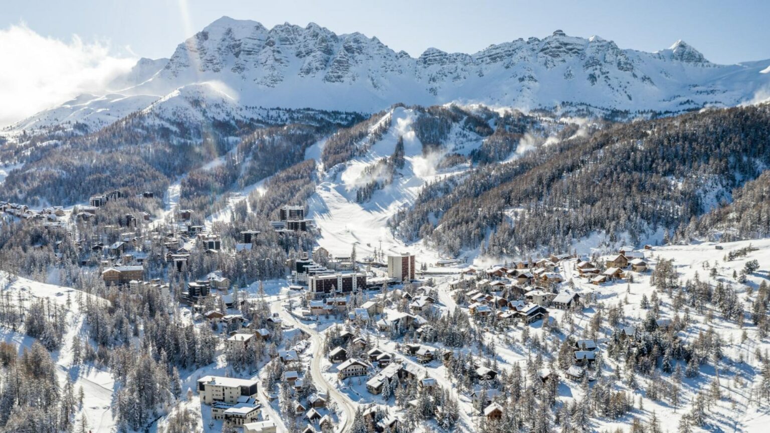 Vars : station, domaine skiable, forfaits, activités… Le guide de l’hiver 2025 Vars-guide-hiver-2025-ski-min