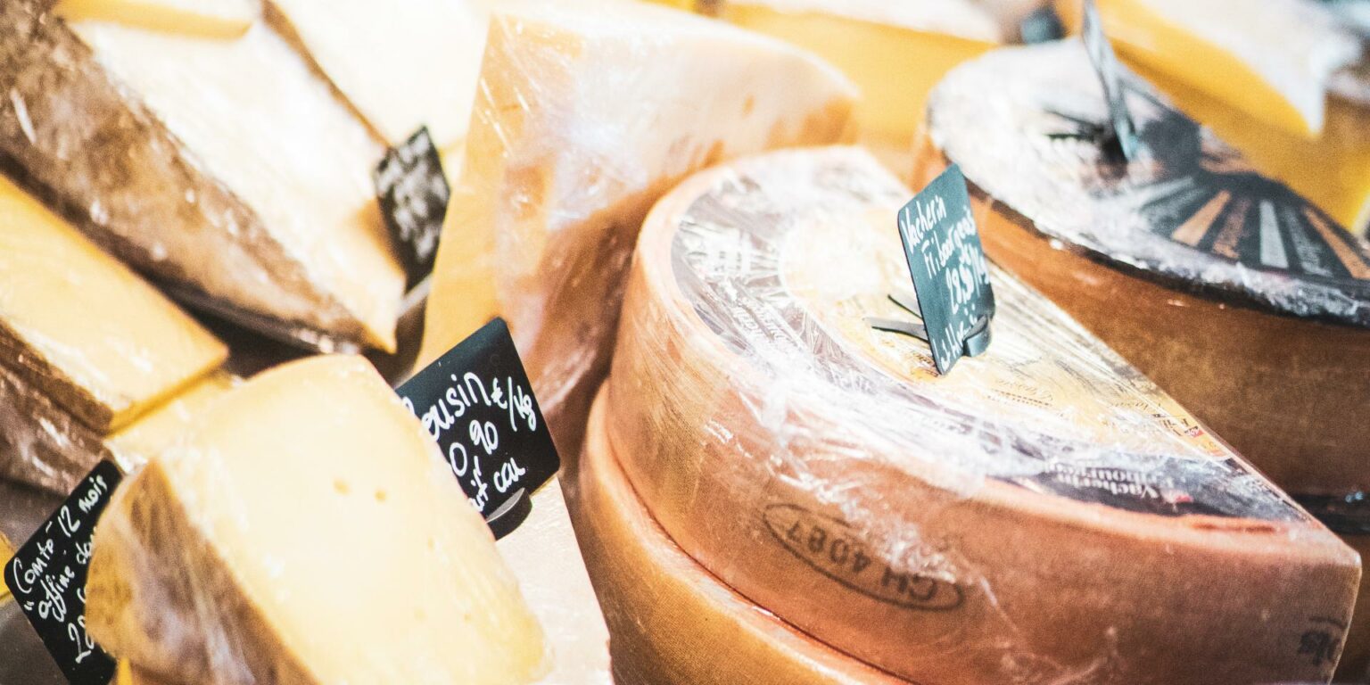 Les fromages d’altitude : du Beaufort au Reblochon, richesse des alpages 055 les 2 alpes detail hotel bar restaurant commerce 1920x960 crop 1618229286 min