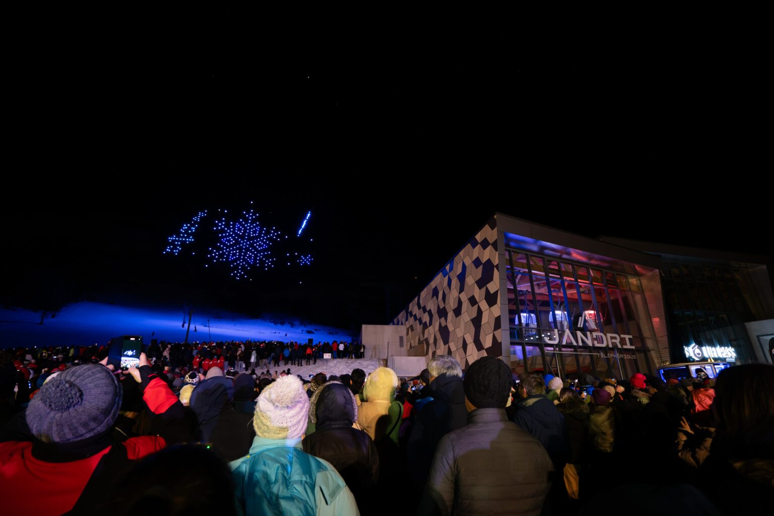Un spectacle extraordinaire débarque aux 2 Alpes Les 2 Alpes spectacle drones min