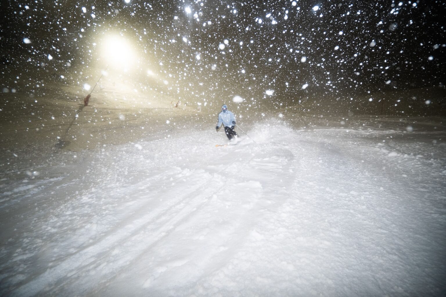 Ski de nuit, VTT sur neige, balade en dameuse… Que faire aux 2 Alpes pendant les vacances ? Les 2 Alpes ski de nuit pyrene Duffau min