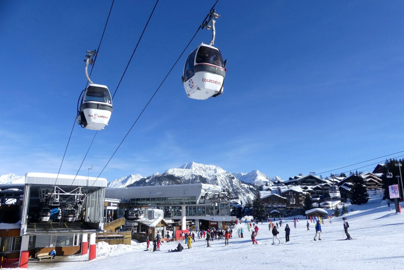 Télécabine-Chenus-station-Courchevel-min