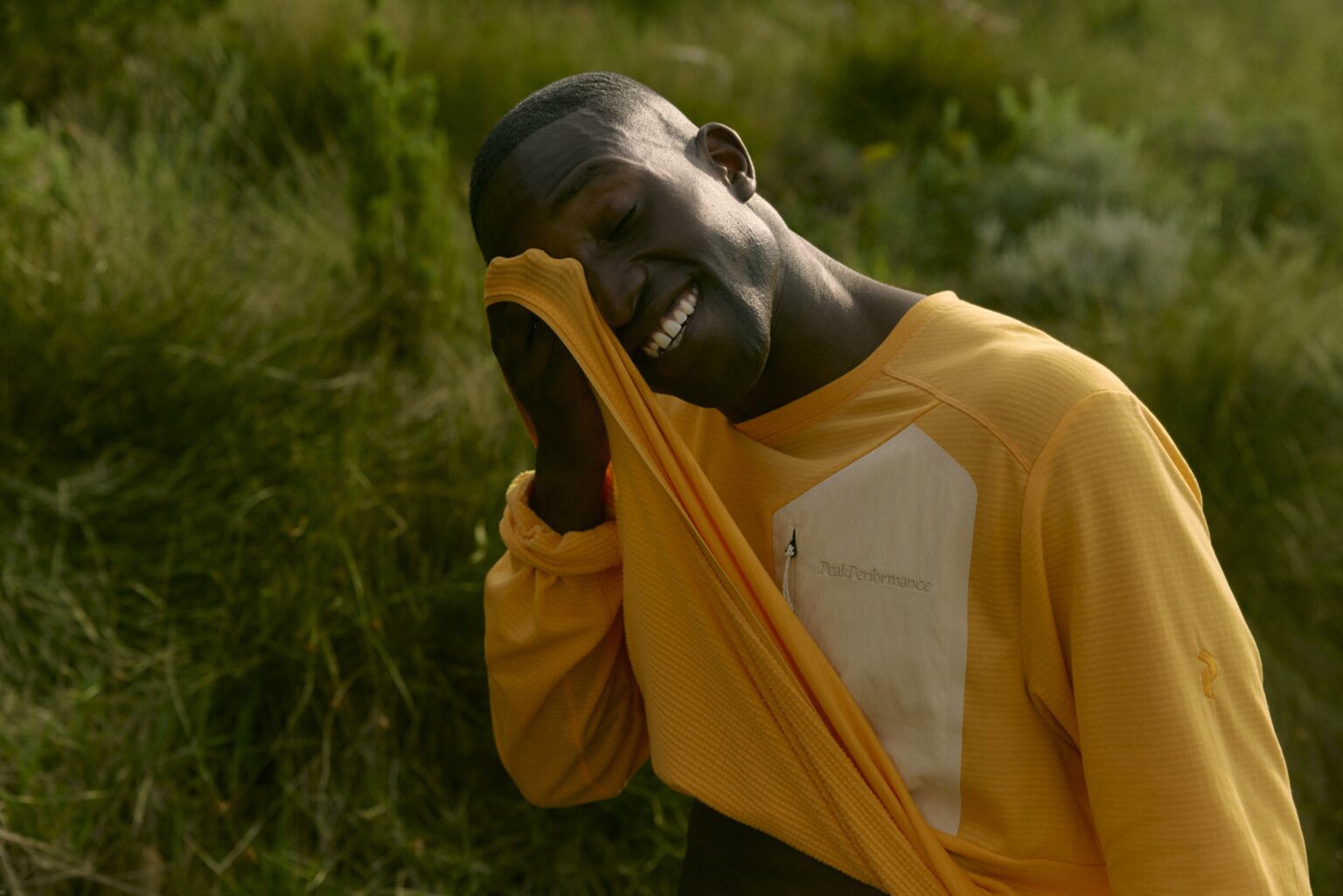 What's this new mountain T-shirt that adapts to all outdoor activities? PEAK_SS25_TRAIL_RUN_MW_08-min