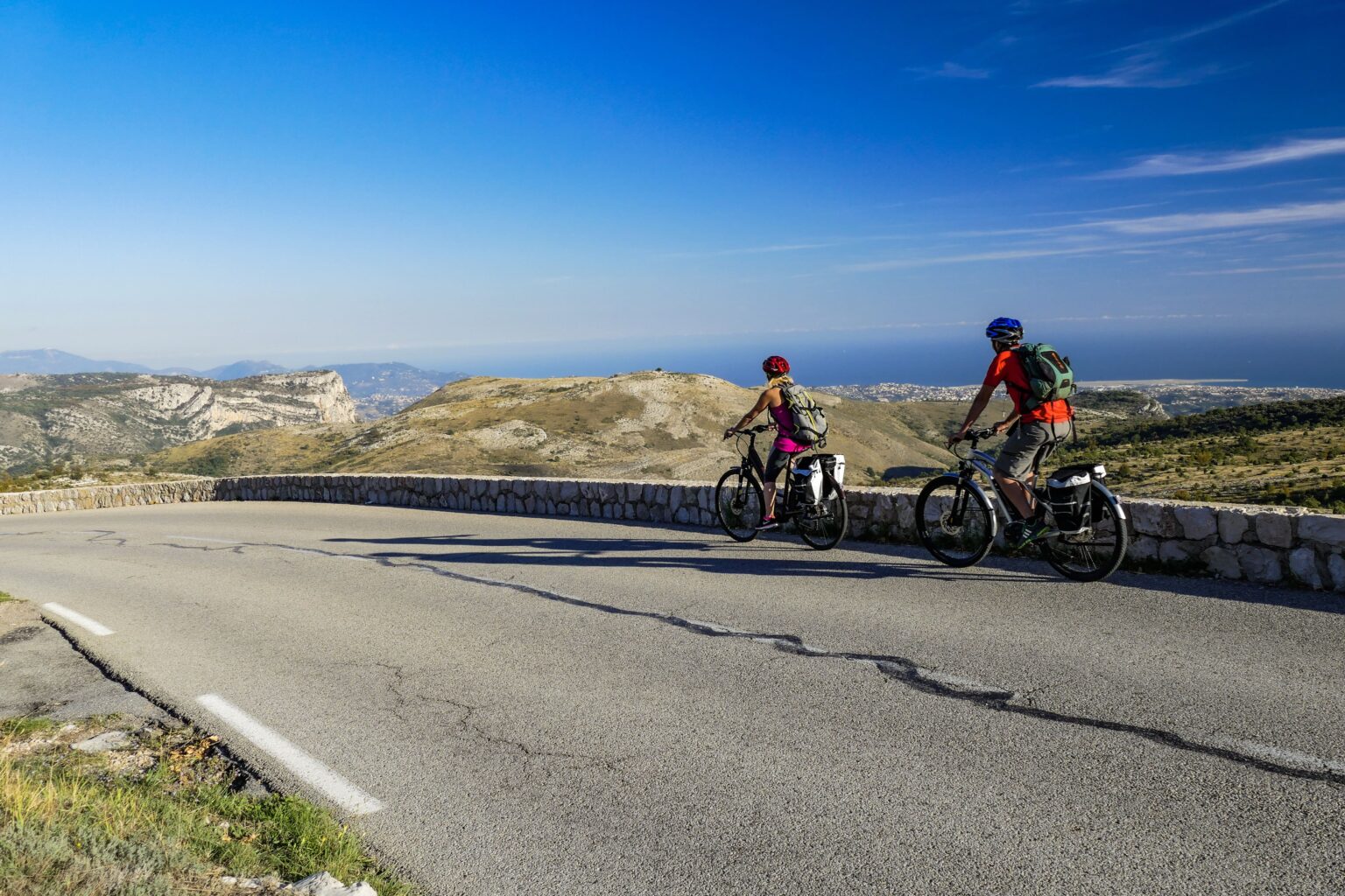 "Les P'tites Routes du Soleil: what is this cycling adventure, accessible to all, in the heart of the French Pre-Alps? Panorama of the Cote d'Azur from the Col de Vence ©L.Terrail Grandes Itinerances min