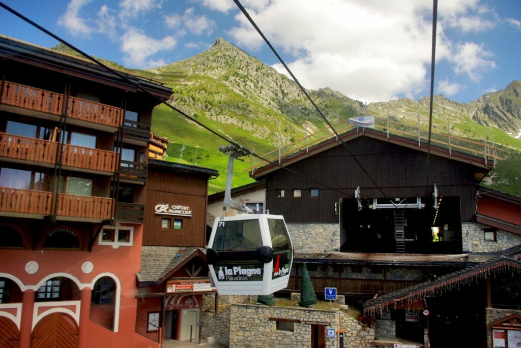 À La Plagne, les cabines de cette mythique remontée mécanique sont disponibles aux enchères A La Plagne les cabines de cette mythique remontee mecanique sont disponibles aux encheres