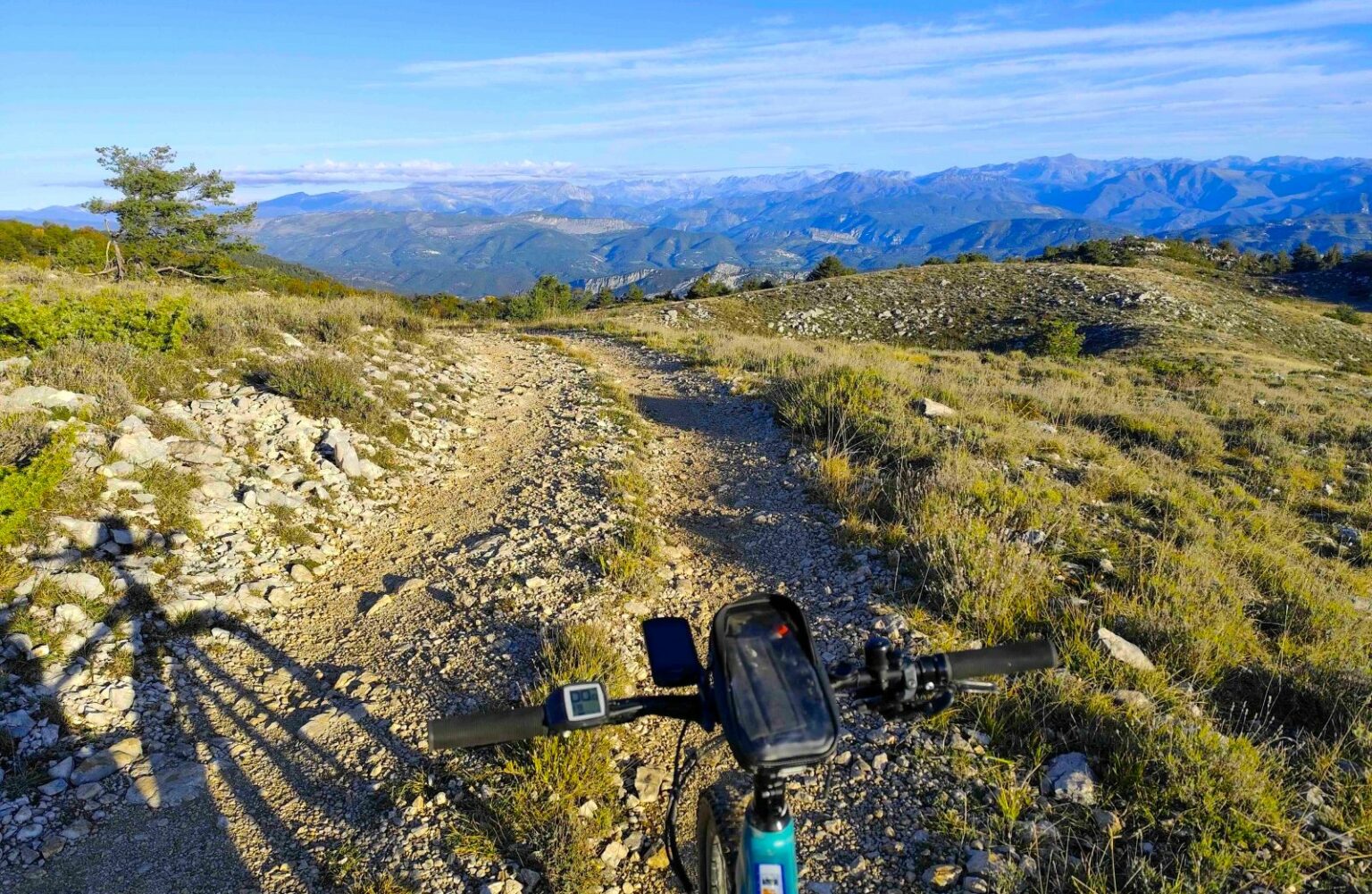 Ce spectaculaire itinéraire de gravel reliant Thonon-les-Bains à Nice est enfin  disponible : on vous révèle son parcours Vue sur le Mercantour depuis les plateaux des Prealpes dAzur PRDS Gravel BD
