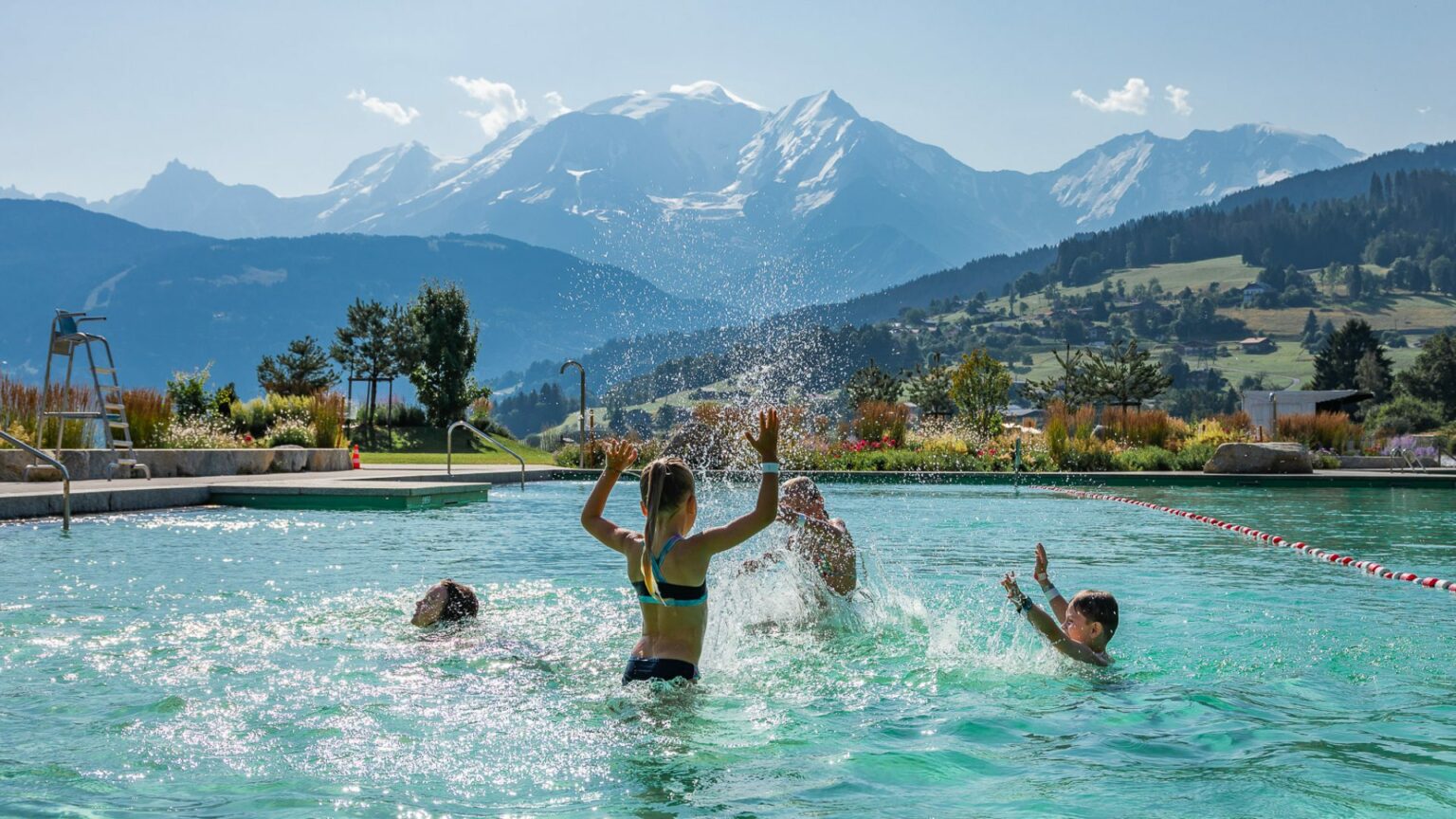 Swim and cool off in crystal-clear water facing Mont Blanc: discover this sumptuous stretch of water, one of the jewels in the crown of Haute-Savoie. Shooting-enfants-Biotope-2024©OT-Combloux-Marine-Martin-Web-4-1920x1080-f50_50