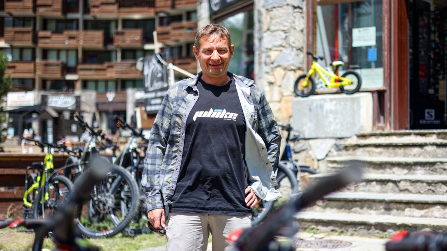 Vous souhaitez louer un VTT pour arpenter le Bike Park de Tignes ou vous baladez sur les sentiers ? On a l’adresse qu’il vous faut Sport 2000 Jubike Tignes VTT min