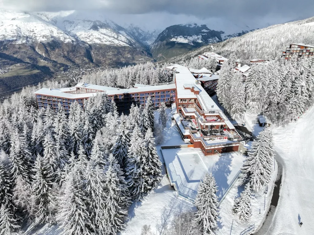 Arc 1800 cet hotel historique au pied des pistes a trouve la formule gagnante pour seduire les skieurs du monde entier