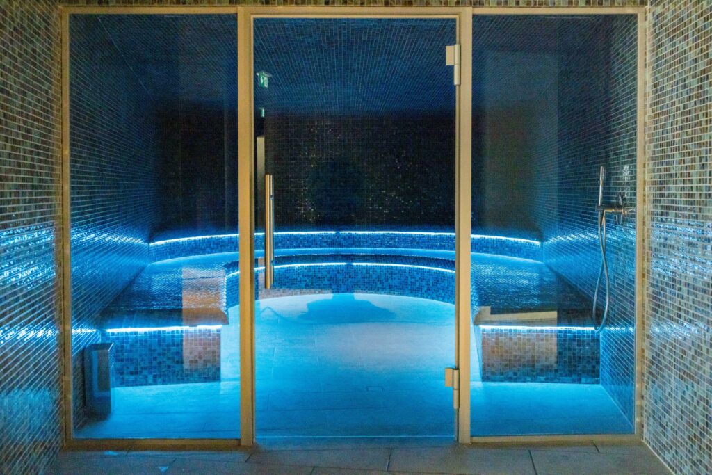 This spectacular new spa at 1500 metres altitude could well become the new wellness spot in the Alps 3