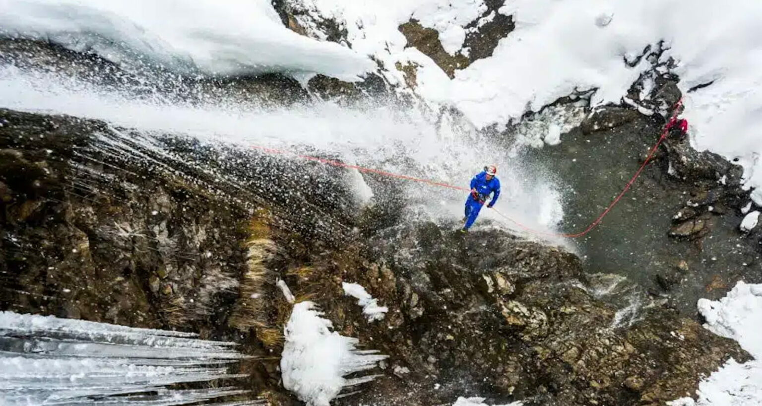 Plonger dans un canyon enneige Laventure hivernale la plus folle se trouve dans les Pyrenees