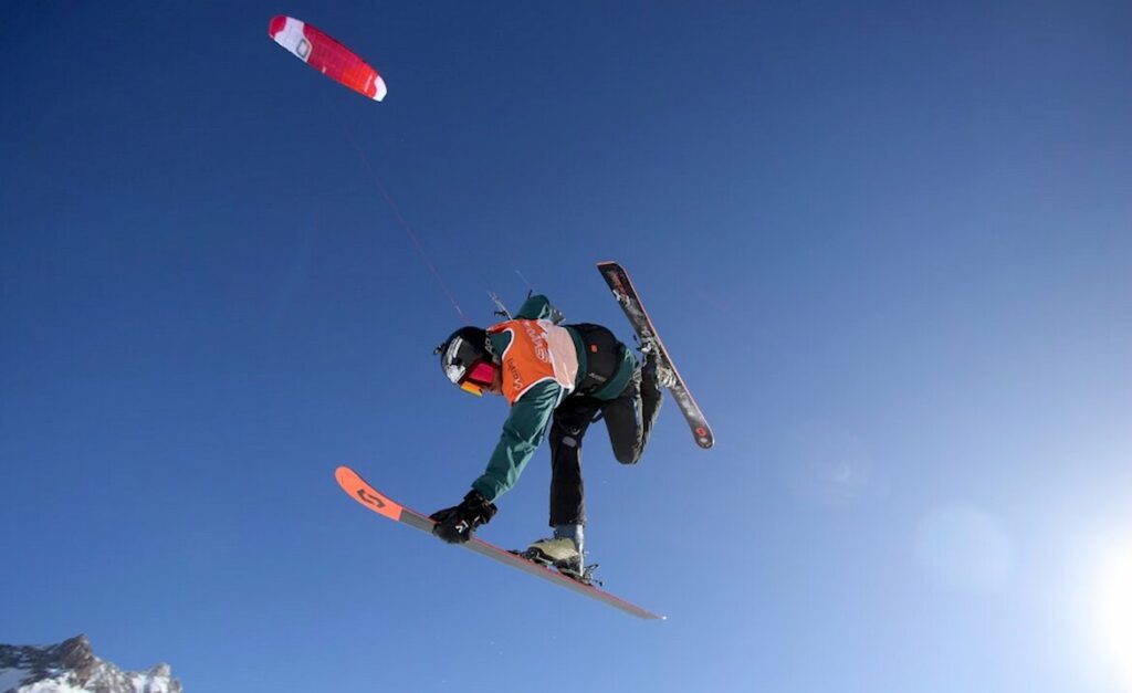 «They fly over the mountains»: this crazy show is coming to the Alps Snowkite Masters Serre Chevalier e1774181037341