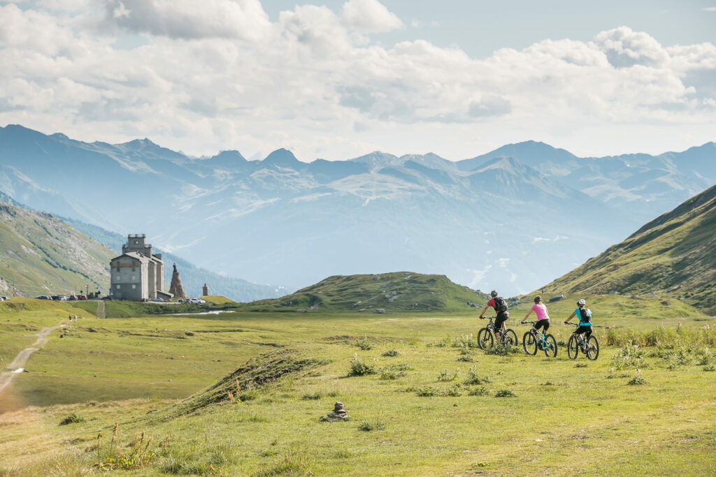 VTT Col du Petit Saint Bernard ©A. Parant La Rosiere Tourisme